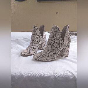 Steve Madden Beige Snake Print Ankle Booties Size 7 Medium